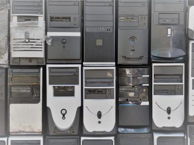 Muchos PC apilados