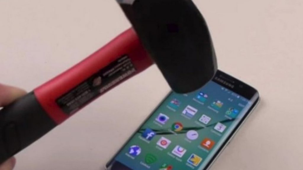 Rompiendo el celular con el martillo